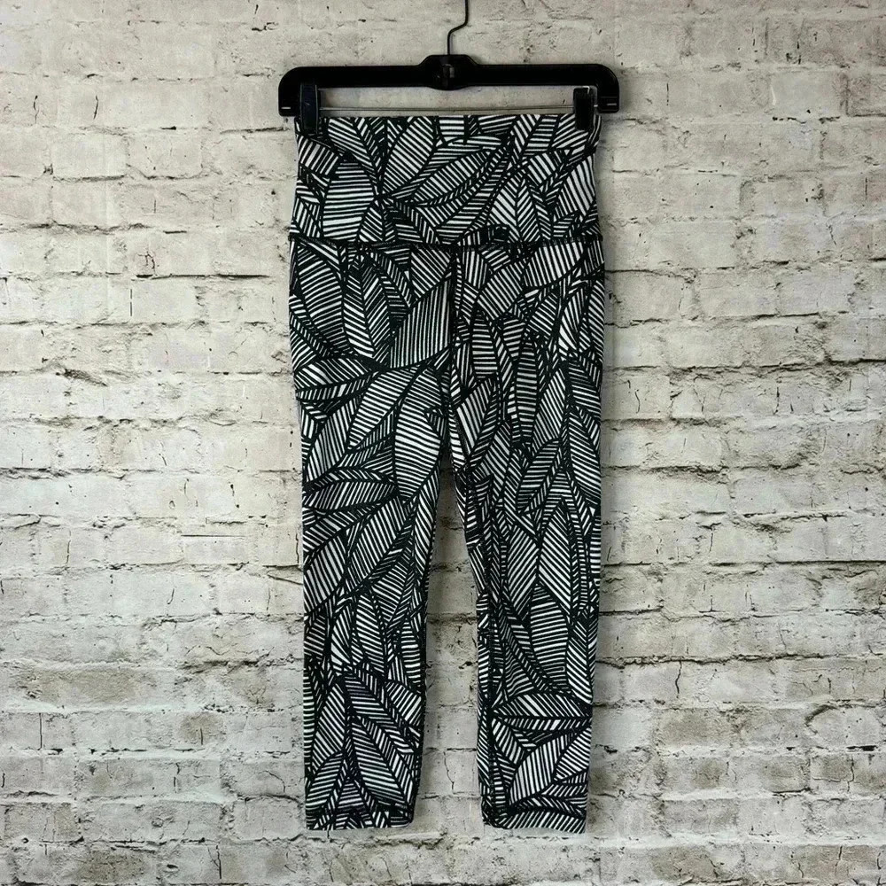 Lululemon Women's Size 4 Wunder Under Crop Rolldown Banana Leaf Black White Yoga